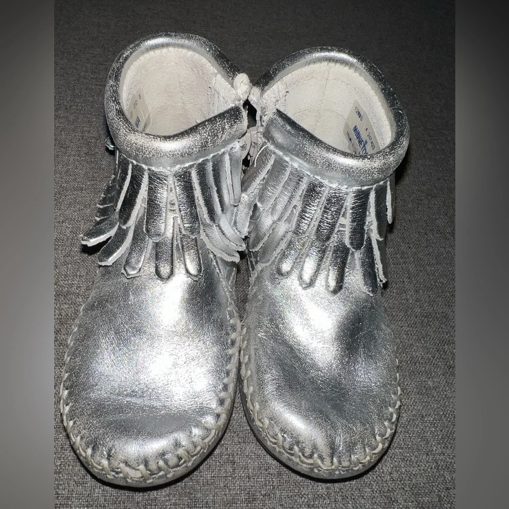 MINNETONKA Girls Leather Round Toe Layered Fringe Silver Boots Size 4